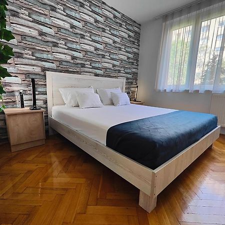 Comfort 14 -- Stylish City Apartment Netflix, Wi-Fi & Parking Мисколк Екстериор снимка
