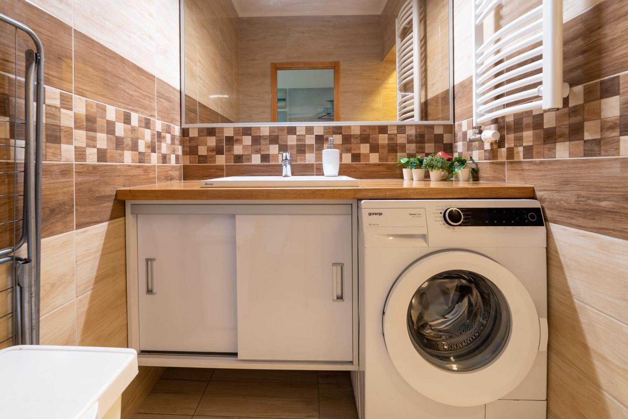 Comfort 14 -- Stylish City Apartment Netflix, Wi-Fi & Parking Мисколк Екстериор снимка