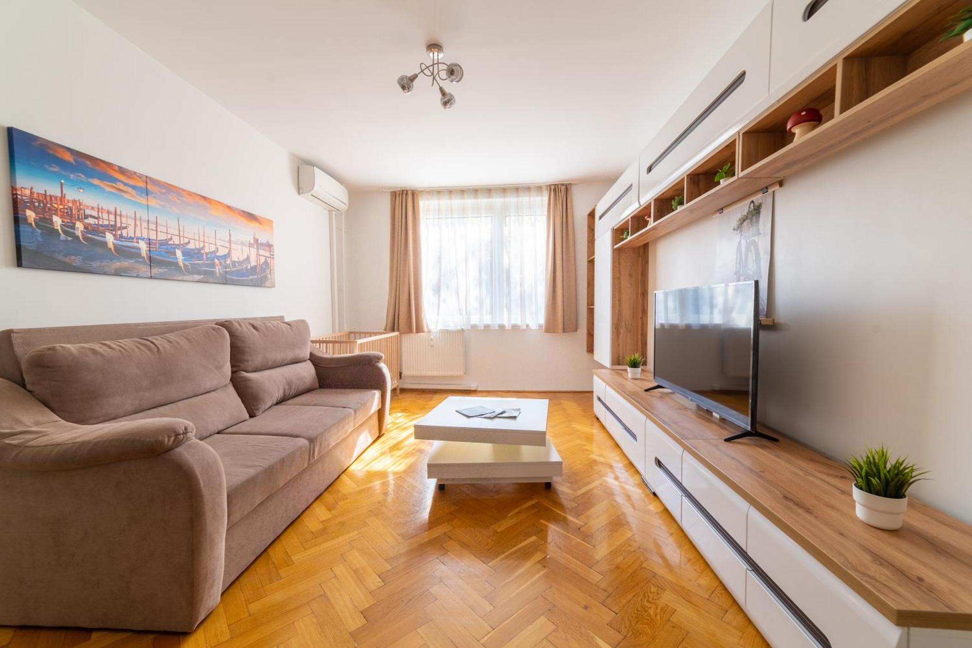 Comfort 14 -- Stylish City Apartment Netflix, Wi-Fi & Parking Мисколк Екстериор снимка