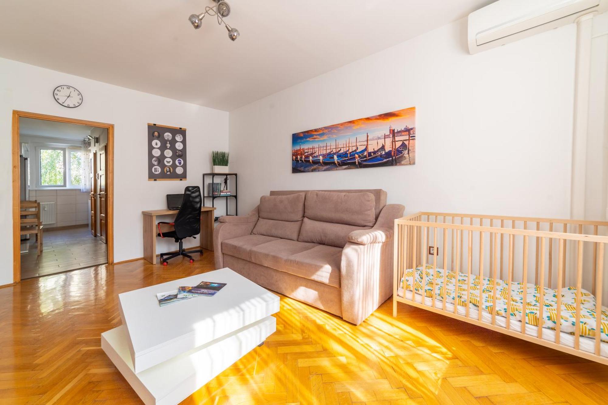 Comfort 14 -- Stylish City Apartment Netflix, Wi-Fi & Parking Мисколк Екстериор снимка