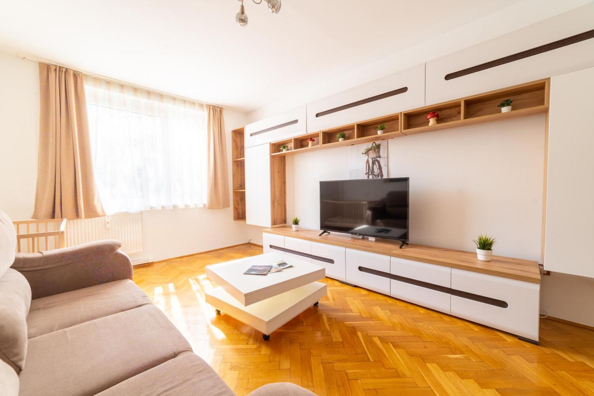 Comfort 14 -- Stylish City Apartment Netflix, Wi-Fi & Parking Мисколк Екстериор снимка