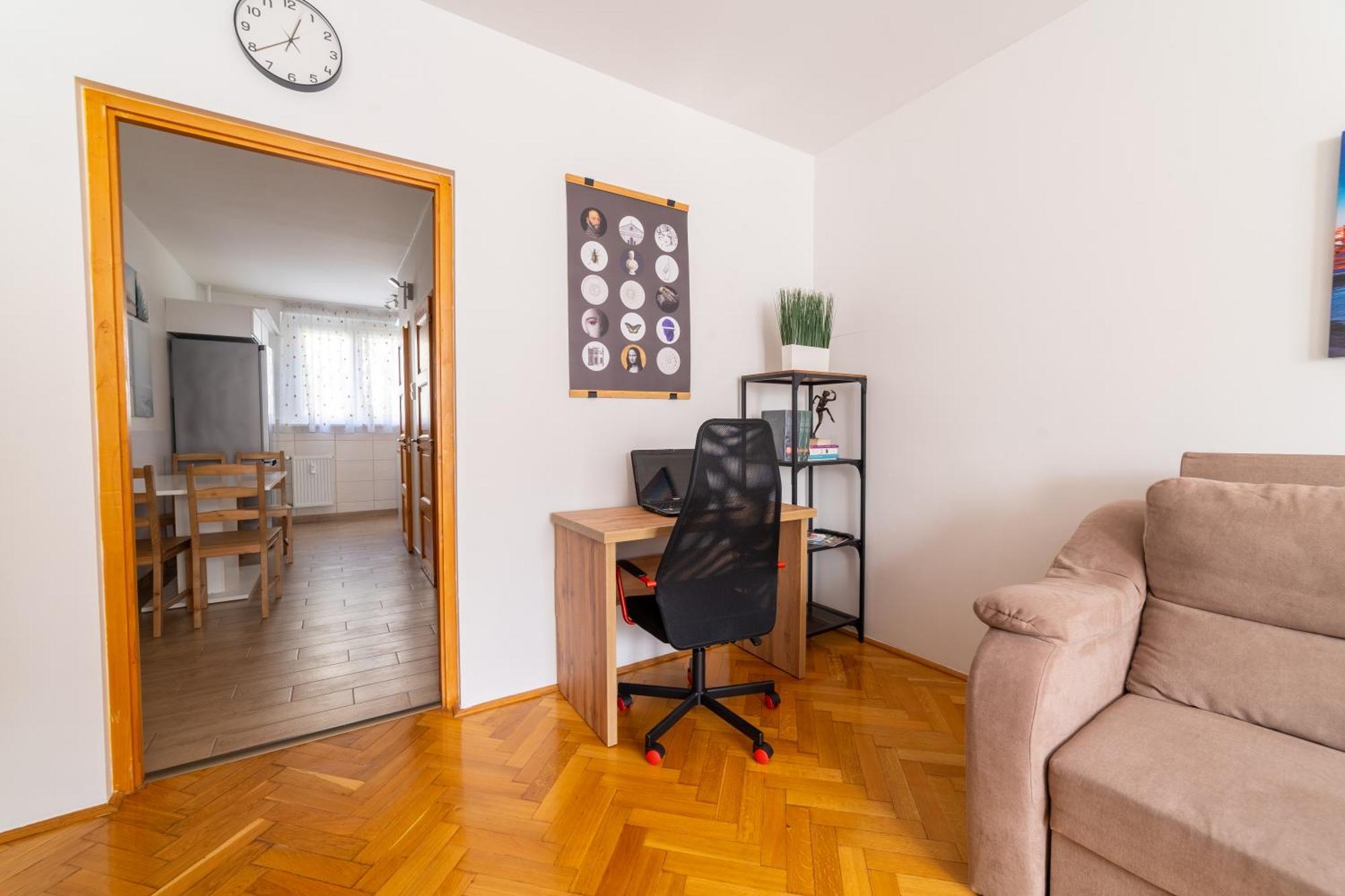 Comfort 14 -- Stylish City Apartment Netflix, Wi-Fi & Parking Мисколк Екстериор снимка